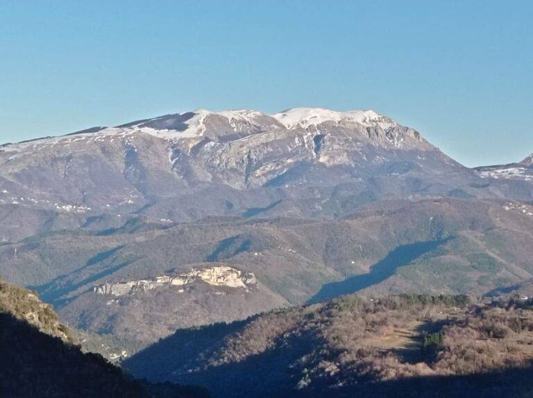 Ein Naturwunder Sasso Spaccato, der gespaltene Stein Ecco Le Marche